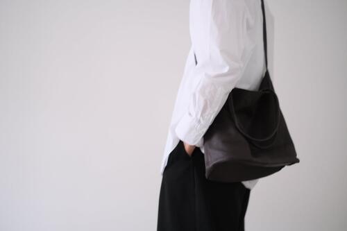 모르피 2WAY SMALL TOTE S – 세련된 고트 레더로 완성된 클래식 토트백과 숄더백 리뷰